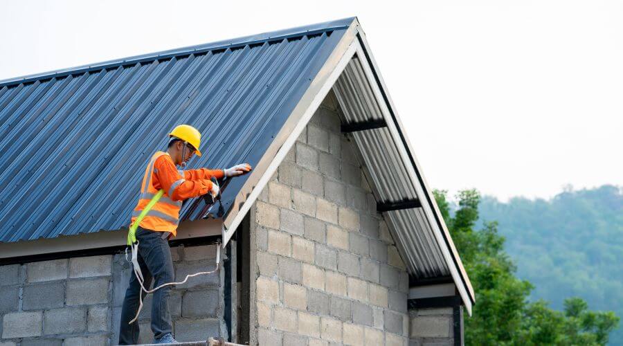 Professional gutter cleaning in Oakland, MI